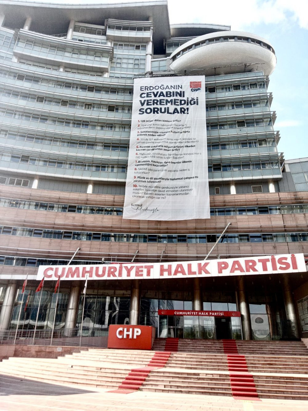 CHP Genel Merkezi'ne Erdoğan'ın cevap veremediği sorular asıldı - Resim : 1