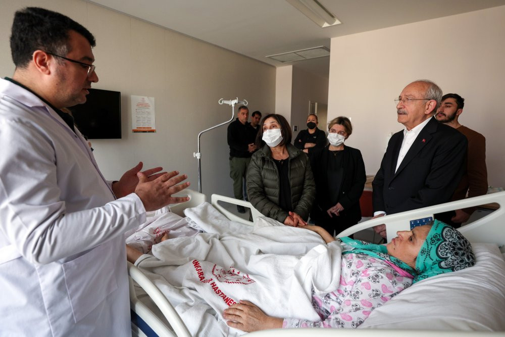 Kılıçdaroğlu, yaralı depremzedeleri ziyaret etti - Resim : 1