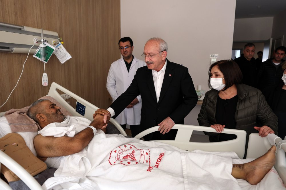 Kılıçdaroğlu, yaralı depremzedeleri ziyaret etti - Resim : 3