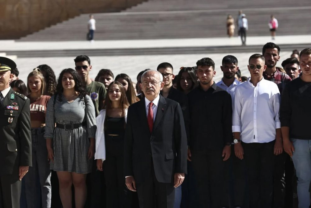 Kılıçdaroğlu, CHP'nin kuruluşunun 99’uncu kuruluş yıldönümünde gençlerle Anıtkabir’de - Resim : 1