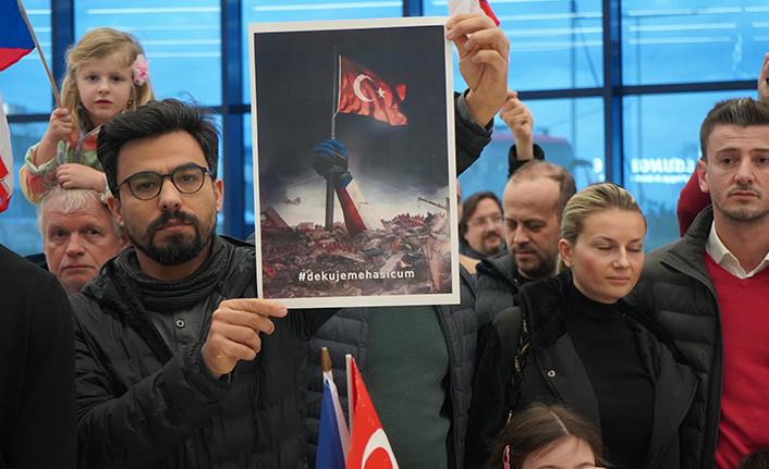 Ülkesine geri dönen Çek arama kurtarma ekibi, Türk bayrakları ve alkışlarla karşılandı - Resim : 1
