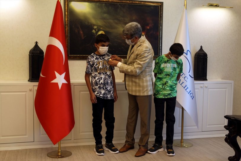 Hurda toplayan &ccedil;ocuklar; &ccedil;&ouml;pte buldukları T&uuml;rk Bayraklarını temizleyip astılar - Resim : 1