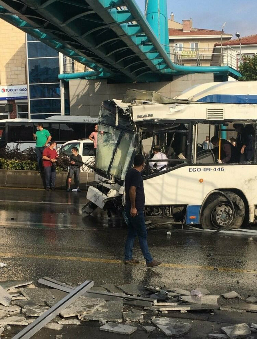 Ankara'da belediye otobüsü üst geçit asansörüne çarptı  - Resim : 1