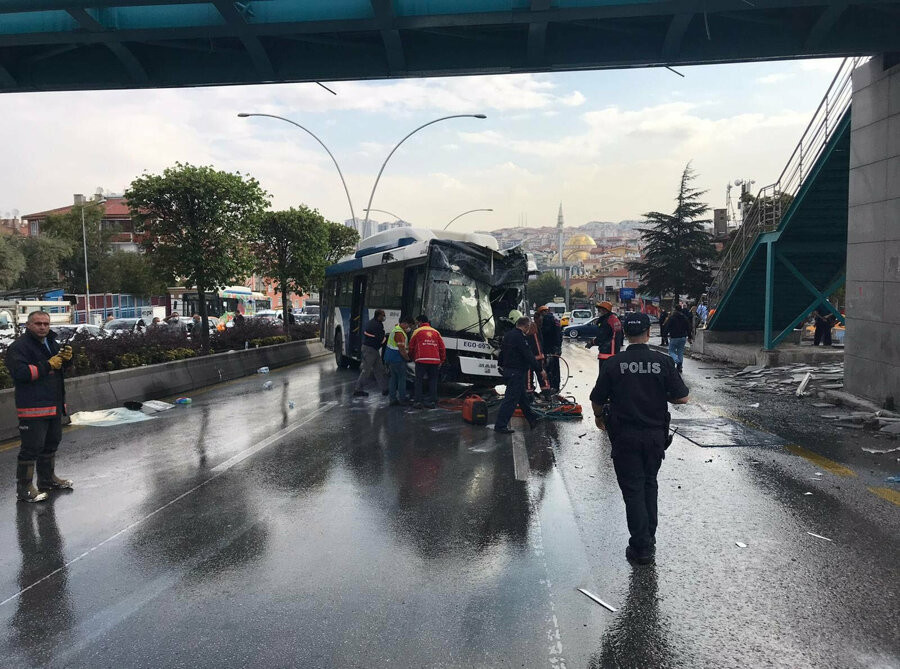 Ankara'da belediye otobüsü üst geçit asansörüne çarptı  - Resim : 2