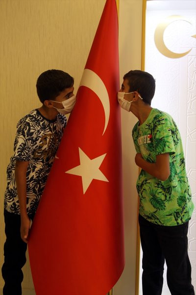 Hurda toplayan &ccedil;ocuklar; &ccedil;&ouml;pte buldukları T&uuml;rk Bayraklarını temizleyip astılar - Resim : 3