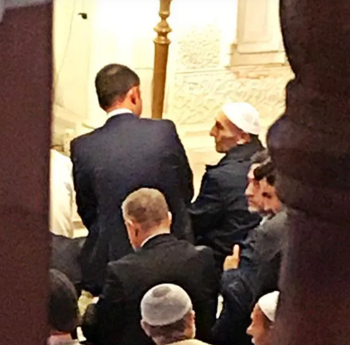 Vatandaş, camide '&ouml;n safta' namaz kılmak isteyen Bakan Kurum'a yerini vermedi - Resim : 1