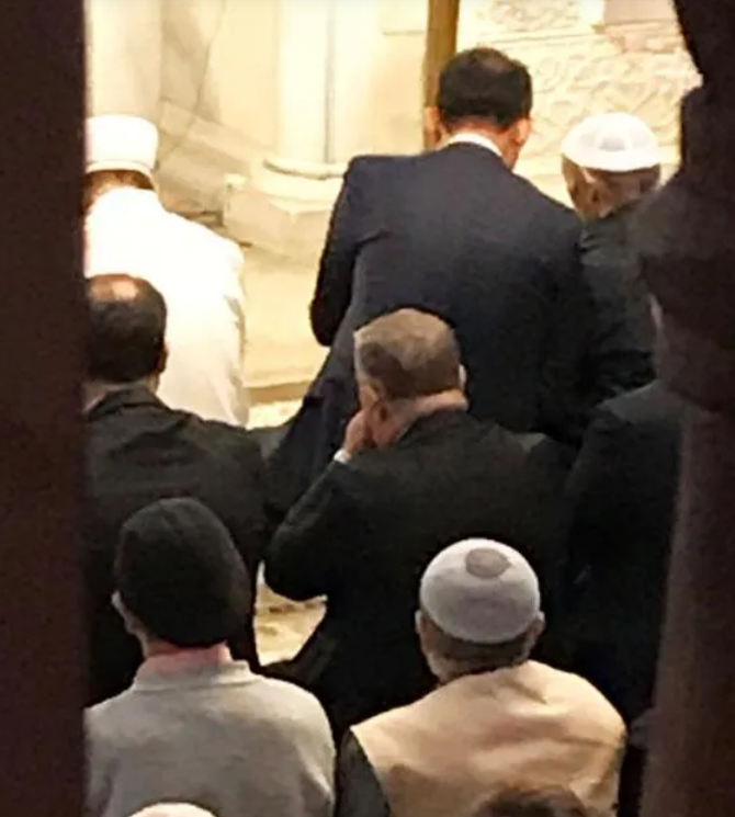 Vatandaş, camide '&ouml;n safta' namaz kılmak isteyen Bakan Kurum'a yerini vermedi - Resim : 2