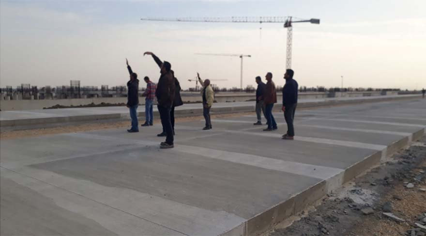 Maaşlarını alamayan iş&ccedil;ilerden 'toplu intihar' girişimi - Resim : 2