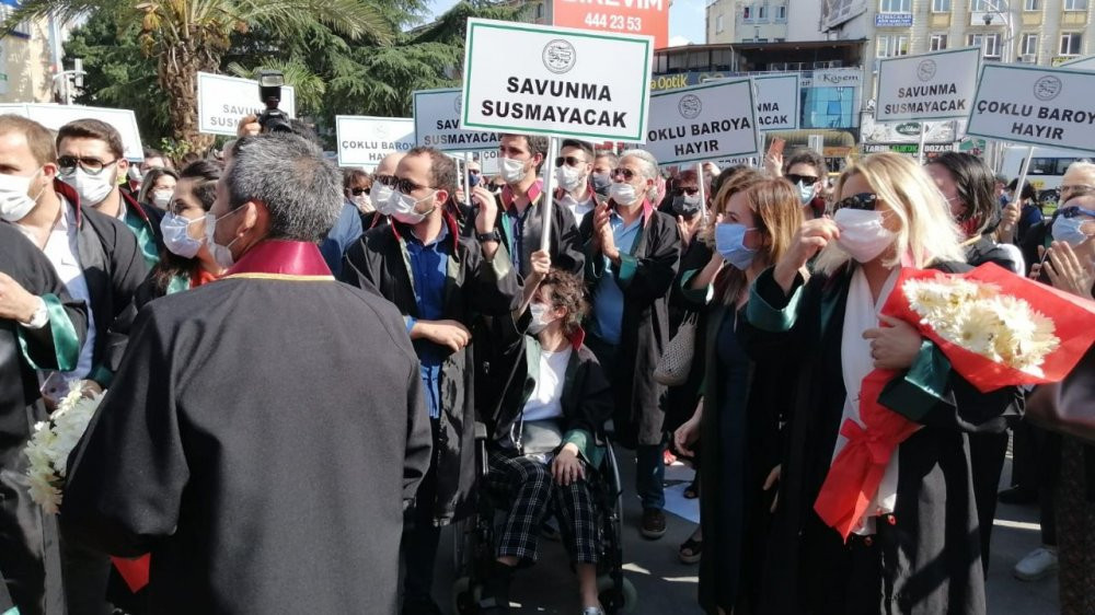 Polis, avukatların yürüyüşüne izin vermedi - Resim : 1