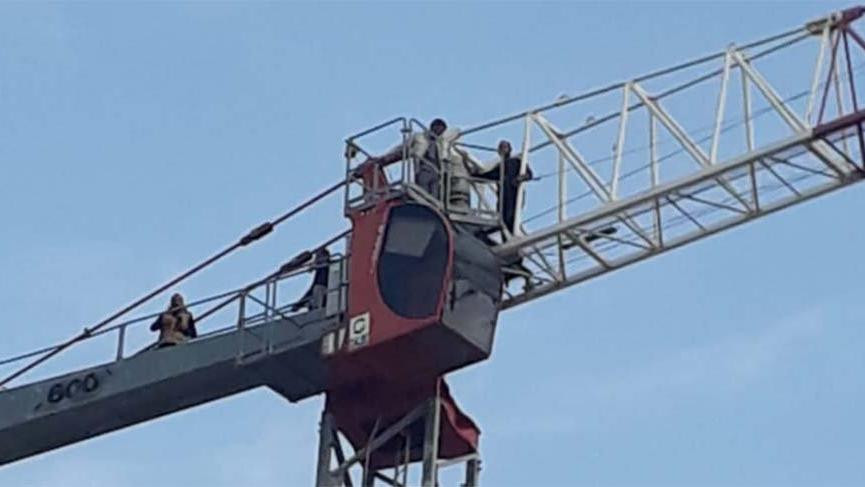 Maaşlarını alamayan iş&ccedil;ilerden 'toplu intihar' girişimi - Resim : 1