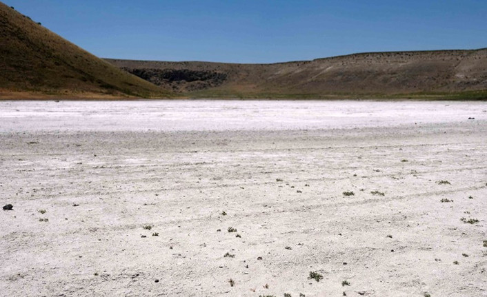 Dünyanın nazar boncuğu olarak bilinen 'Meke Gölü' tamamen kurudu - Resim : 3
