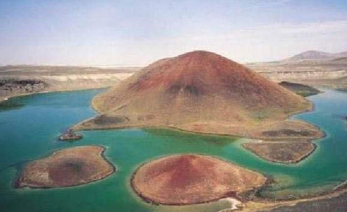 Dünyanın nazar boncuğu olarak bilinen 'Meke Gölü' tamamen kurudu - Resim : 1