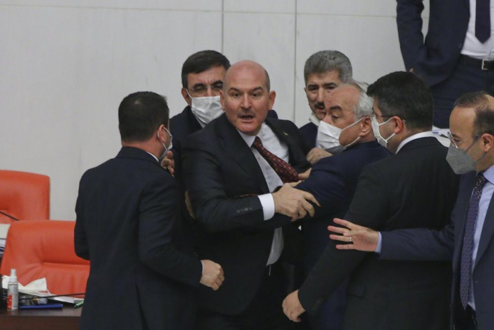 CHP'li Özel'in sözlerini beğenmeyen AKP'li vekil yumruk atmaya çalıştı - Resim : 1