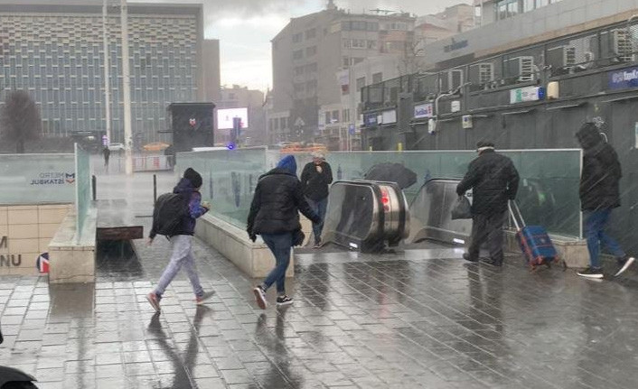 İstanbul'da sağanak ve fırtına etkili oldu - Resim : 1