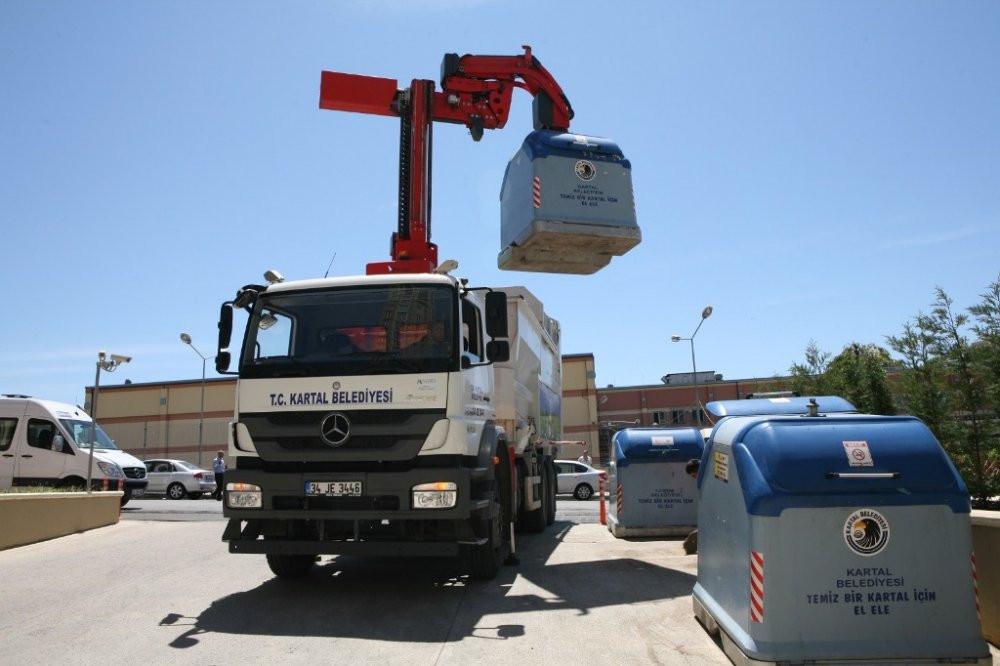 Kartal Belediyesi temizlik hizmetlerine 'tam kapanmada' hız kesmeden devam ediyor - Resim : 3