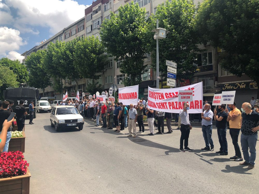 AKP'li belediye başkanı protesto edildi - Resim : 1