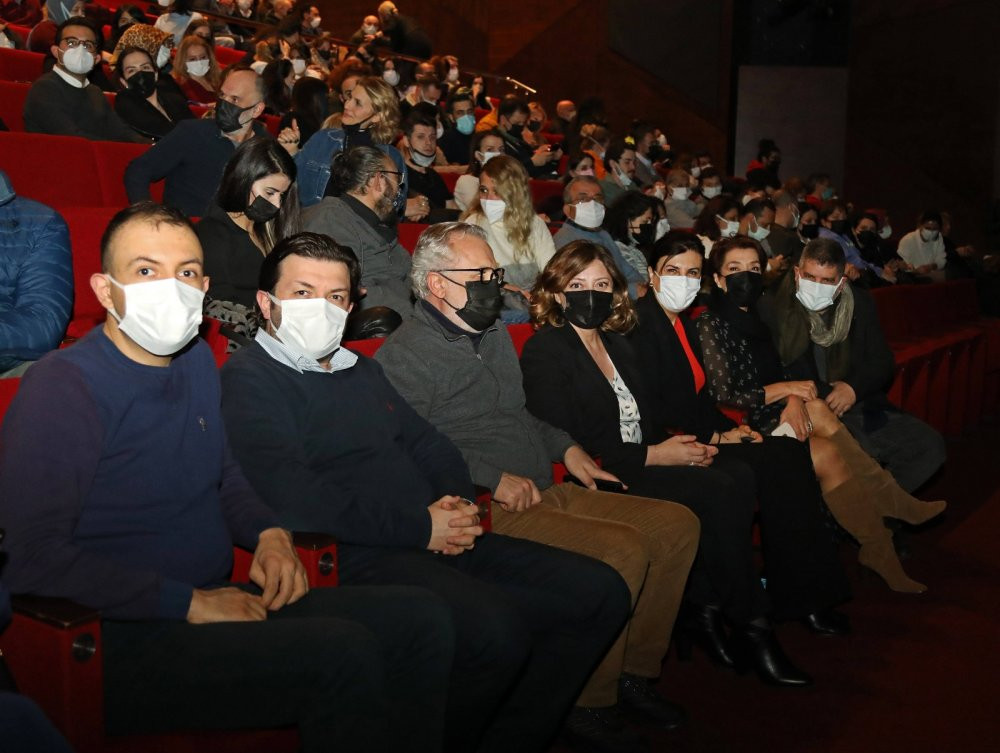 İBB Şehir Tiyatrosu'nun yeni oyunu Harbiye'yi salladı... Kahkaha tufanı koptu, oyun ayakta alkışlandı - Resim : 1