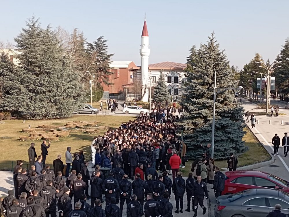 Sınavda HDP kapatma davasını soran akademisyen uzaklaştırılmıştı: Üniversiteliler rektörlüğe yürüdü - Resim : 1