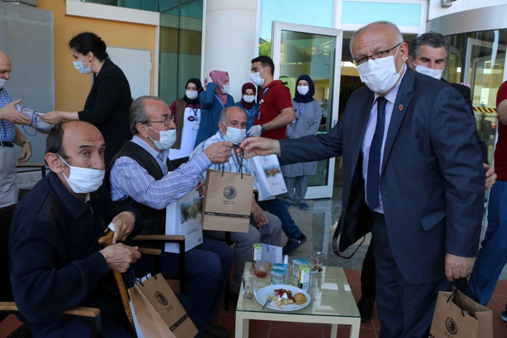 Yaşlı Bakım ve Huzurevi sakinleri, bayramda unutulmadı - Resim : 2