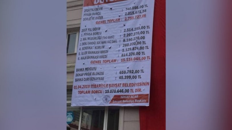 Şavşat'ta AKP'li başkandan kalan borç belediye binasına asıldı! - Resim : 1