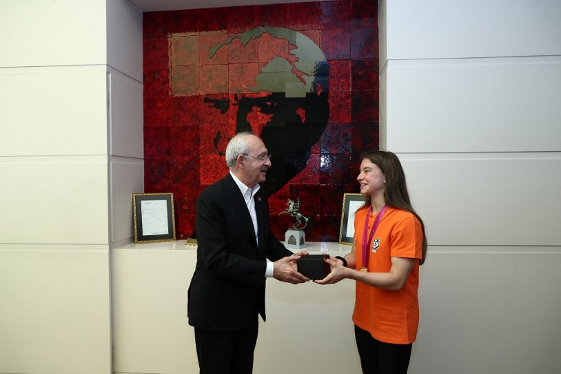 Dünya şampiyonundan Kılıçdaroğlu'na ziyaret - Resim : 10