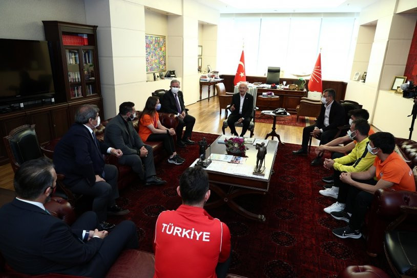 Dünya şampiyonundan Kılıçdaroğlu'na ziyaret - Resim : 11