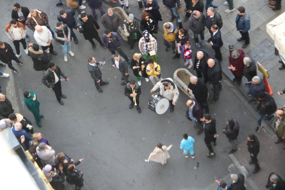 CHP Fatih örgütünde yeni başkan coşkusu... Yusuf Yetişgin mazbatasını aldı, kalabalık sokağa taştı - Resim : 1