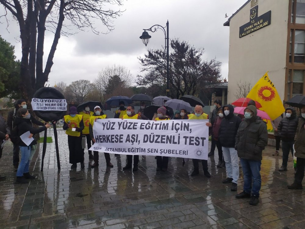 Eğitimciler il müdürlüğüne “Ölüyoruz” yazılı çelenk bıraktı - Resim : 1