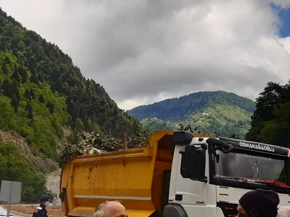 2 ambulans ve 20 araçlık konvoy ile İkizdere'ye ulaşan Bakan Karaismailoğlu'na hazırlık - Resim : 1