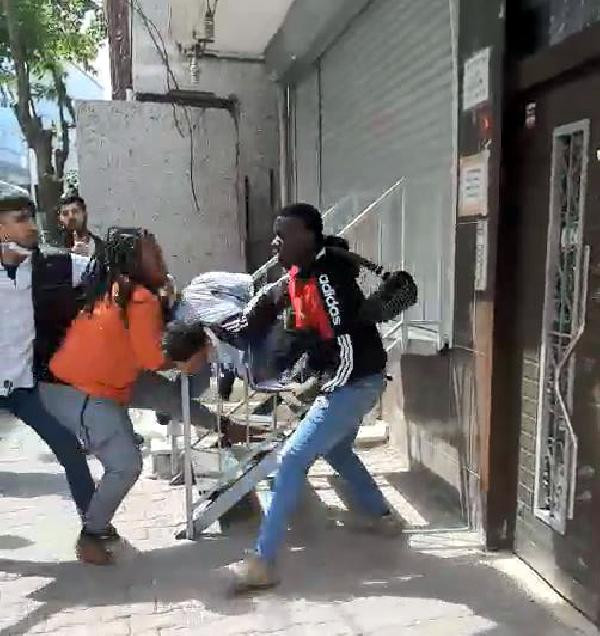 İstanbul'da Afrikalı çiftle hırsızların kavgasını Araplar ayırdı - Resim : 1
