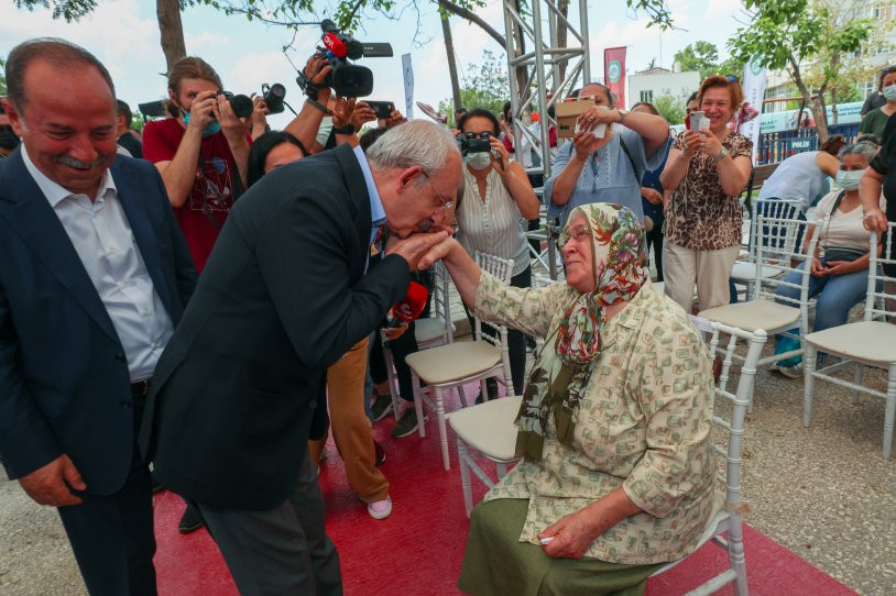 Sandalyesiyle kepçenin önüne oturmuştu; Kıymet Teyze Parkı 7 yıl sonra açıldı - Resim : 1