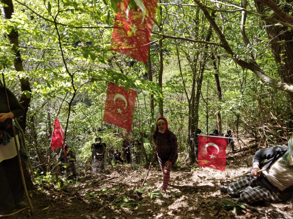 İkizdere'de talana Türk bayrağıyla direniş - Resim : 1