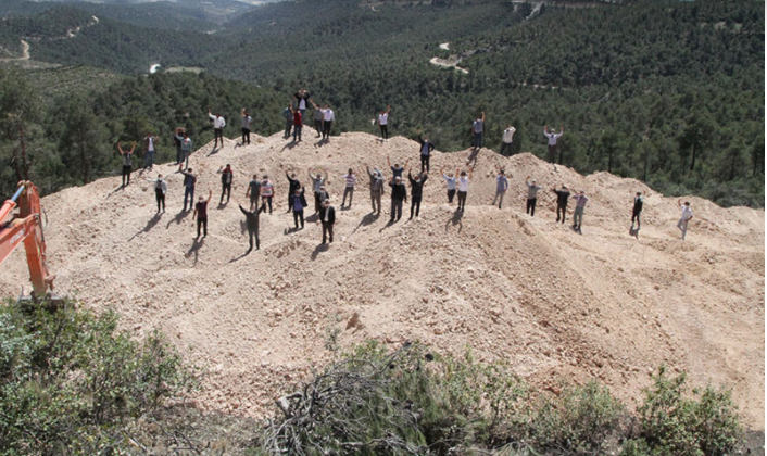 ‘Geçiş garantili’ otoyol için taş ocağı: Şirket ağaç katliamı yaptı - Resim : 2