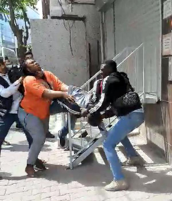 İstanbul'da Afrikalı çiftle hırsızların kavgasını Araplar ayırdı - Resim : 2