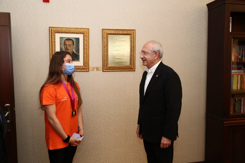 Dünya şampiyonundan Kılıçdaroğlu'na ziyaret - Resim : 2