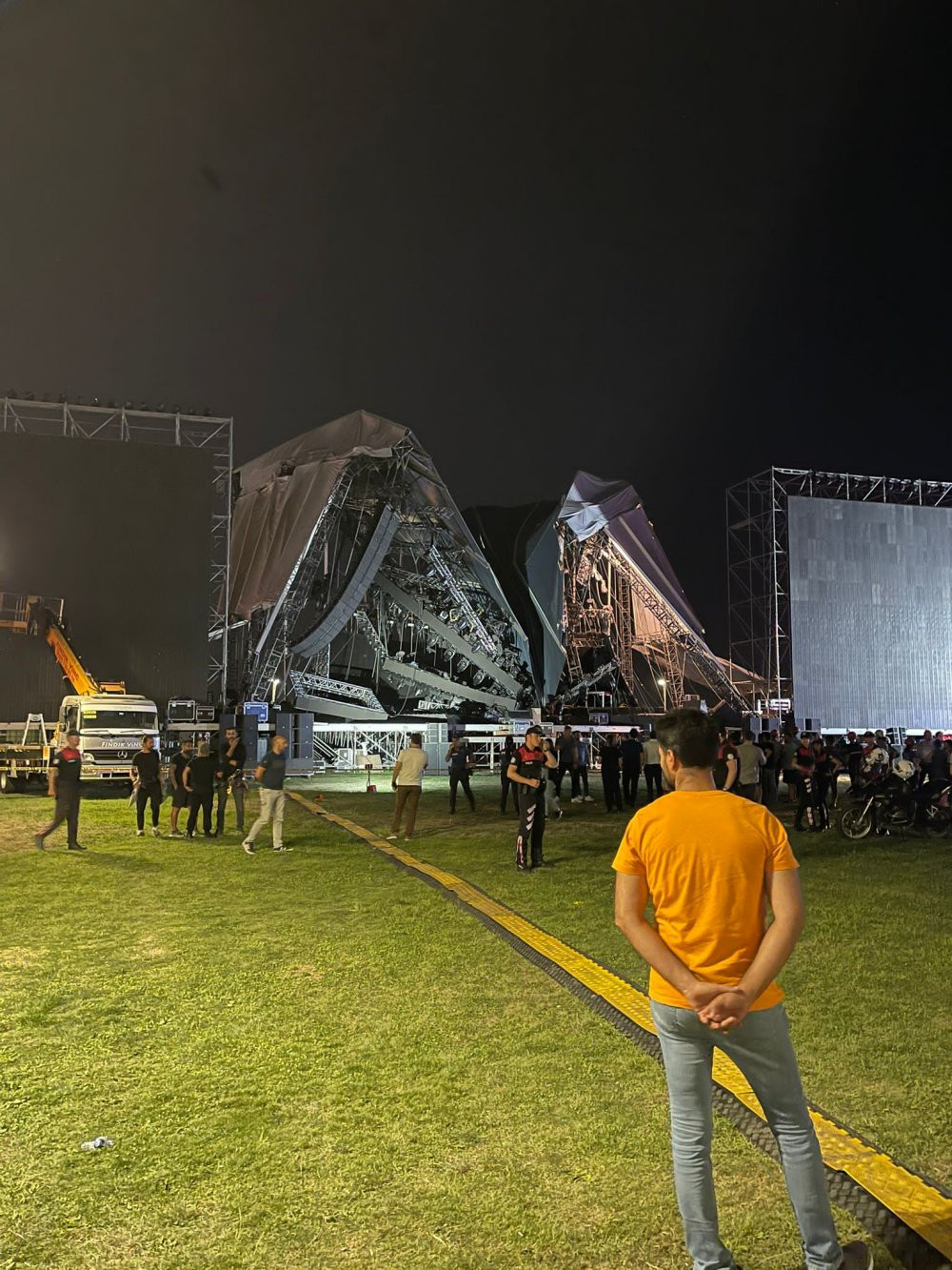 İzmir'de Tarkan’ın konser vereceği sahne çöktü! Tunç Soyer'den flaş açıklama - Resim : 1