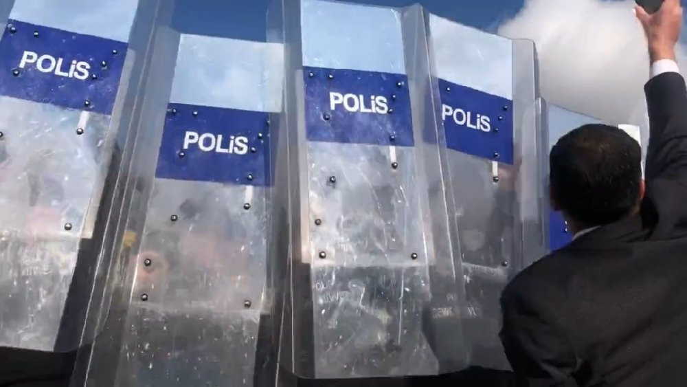 Öğretmenlere AYM önünde polis müdahalesi - Resim : 2