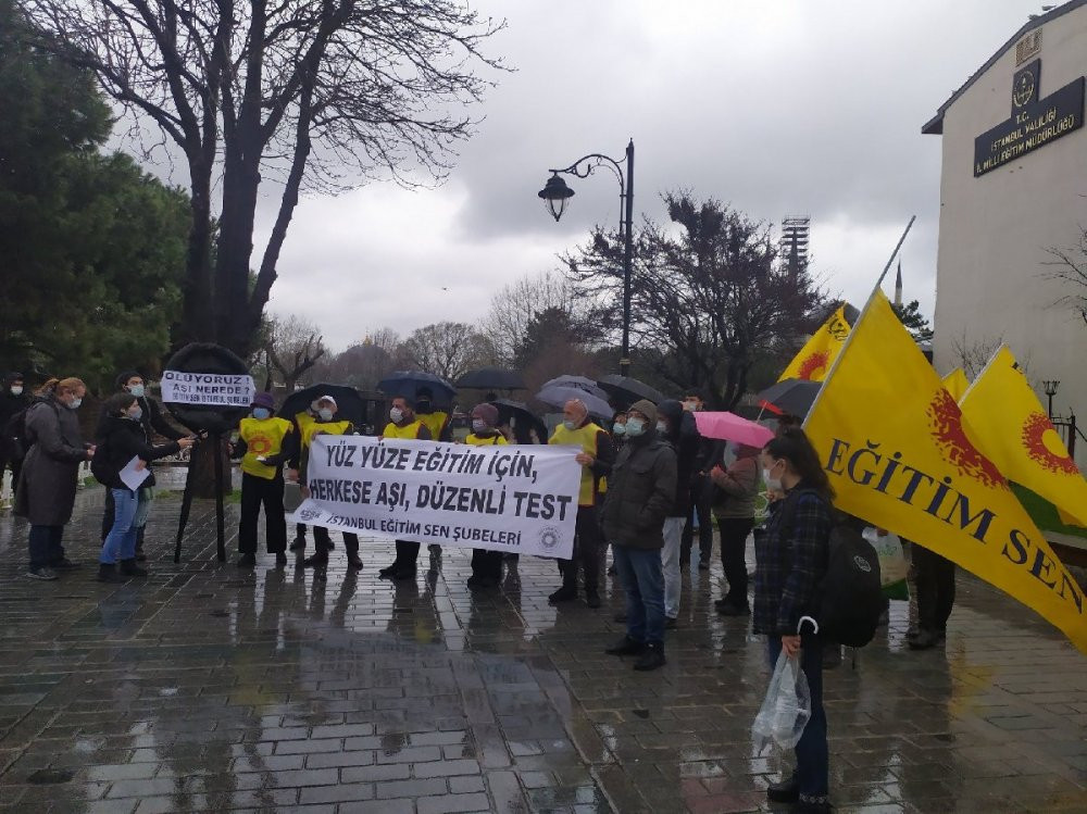 Eğitimciler il müdürlüğüne “Ölüyoruz” yazılı çelenk bıraktı - Resim : 3