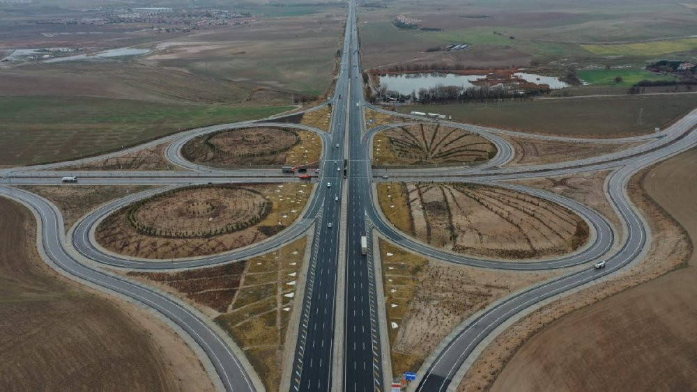 39 km’lik yol işi yılan hikayesine döndü... Bakan bitmeyen yolu törenle açtı - Resim : 3