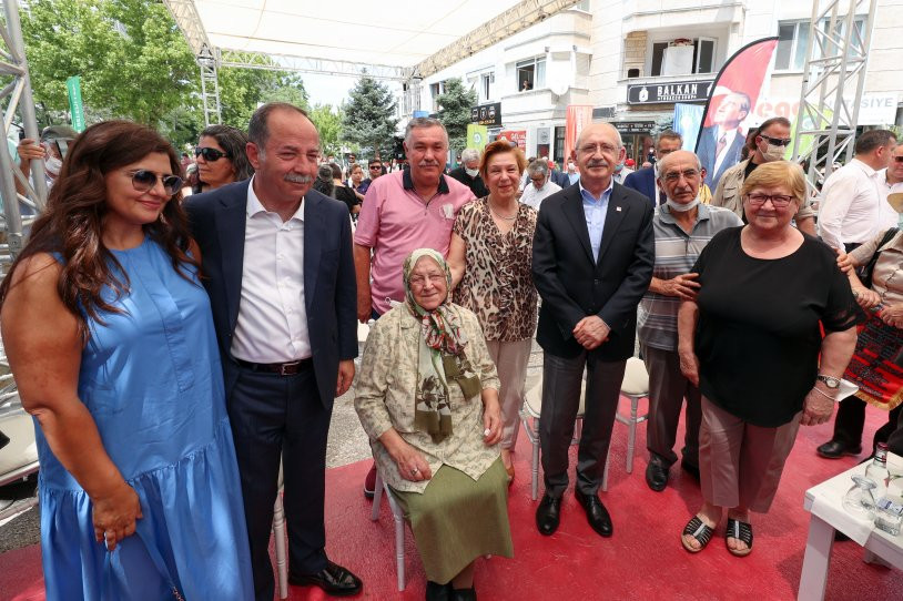 Sandalyesiyle kepçenin önüne oturmuştu; Kıymet Teyze Parkı 7 yıl sonra açıldı - Resim : 3