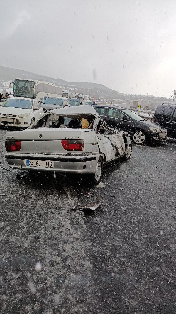 TEM'de 12 araçlık zincirleme kaza: İstanbul yönü ulaşıma kapandı - Resim : 4