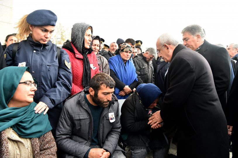 CHP Lideri şehidi son yolculuğunda yalnız bırakmadı! - Resim : 4