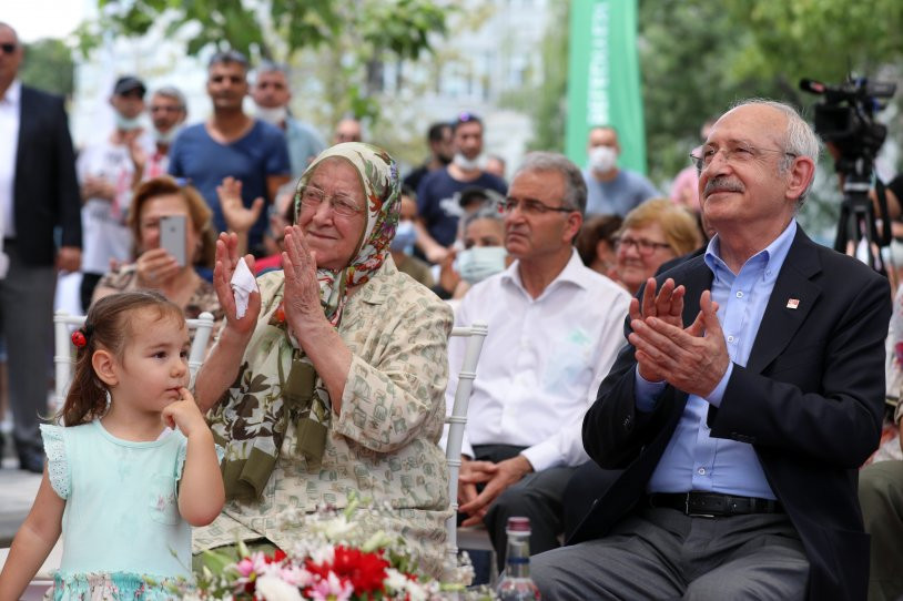 Sandalyesiyle kepçenin önüne oturmuştu; Kıymet Teyze Parkı 7 yıl sonra açıldı - Resim : 6