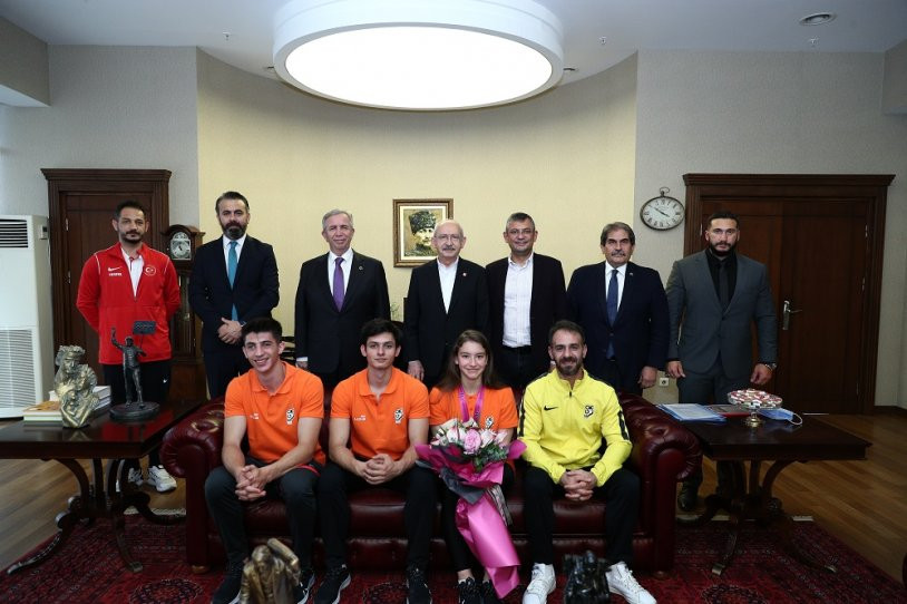 Dünya şampiyonundan Kılıçdaroğlu'na ziyaret - Resim : 8