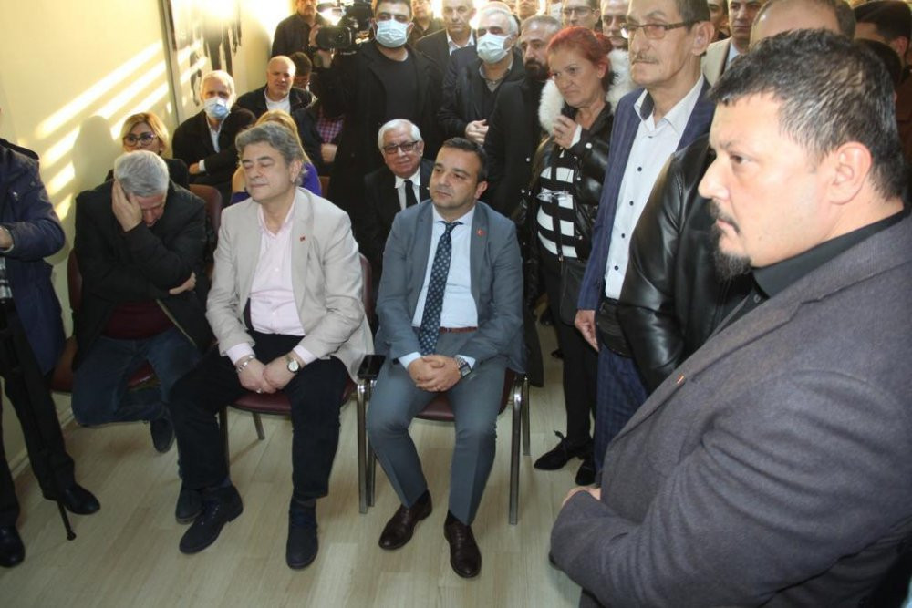 CHP Fatih örgütünde yeni başkan coşkusu... Yusuf Yetişgin mazbatasını aldı, kalabalık sokağa taştı - Resim : 9