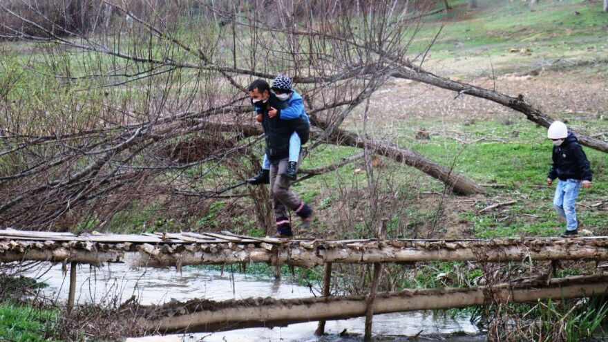 Engelli oğlunu 3 yıldır okula sırtında taşıyor - Resim : 1