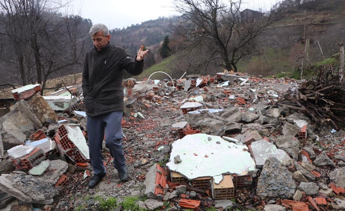 Heyelanda evi yıkılan 8 kişilik aile okulda yaşıyor - Resim : 1