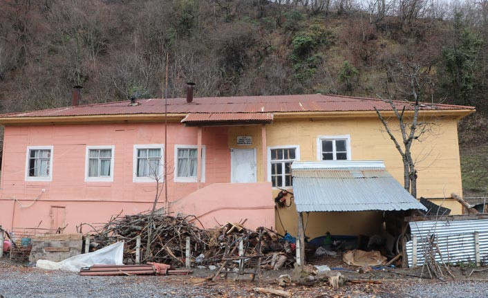 Heyelanda evi yıkılan 8 kişilik aile okulda yaşıyor - Resim : 2