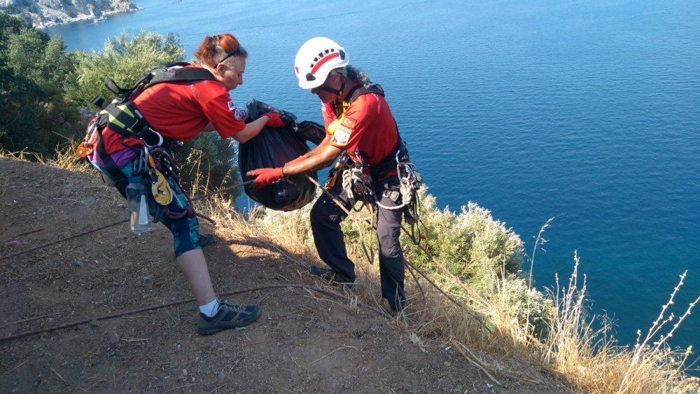 Marmaris'te AKUT çevreyi temizliyor - Resim : 1