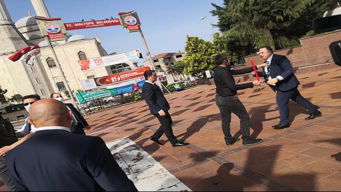 İYİ Partili Başkana 19 Mayıs töreninde saldırı - Resim : 2